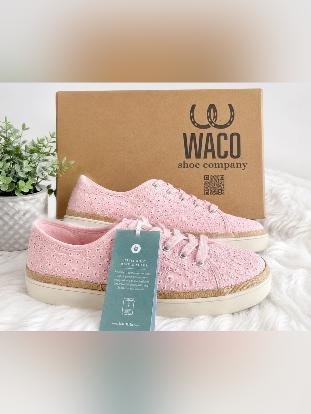 NWT Revitalign Aster Pink Lemonade Eyelet Orthotic Sneakers Women’s 9.5
